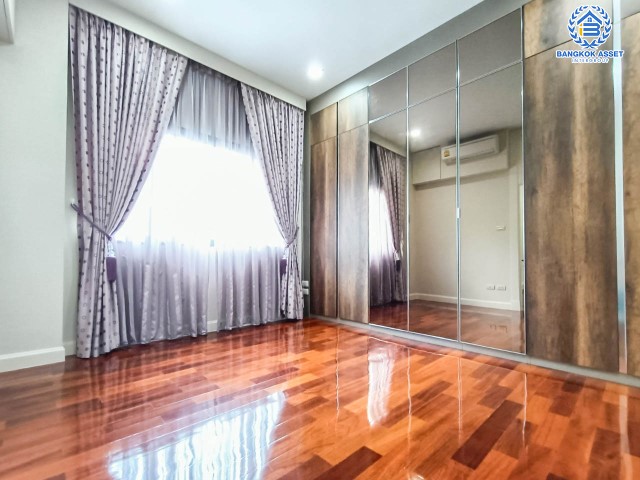 บ้านเดี่ยวมือสองย่านนนทบุรีฯ ม.เพอร์เฟคมาสเตอร์พีช รัตนาธิเบศร์  เนื้อที่กว้างขวางมากถึง 130.20 ตร.ว.  ฟังก์ชัน 4 ห้องนอน 5 ห้องน้ำ ที่จอดรถ 3 คัน เฟอร์นิเจอร์บิ้วท์อิน เปลี่ยนสุขภัณฑ์ใหม่ทั้งหลัง! บนทำเลแห่งการเดินทาง ใกล้รถไฟฟ้าสายสีม่วง "สถานีไทรม้า" และทางด่วน "งามวงศ์วาน" จองเลย!